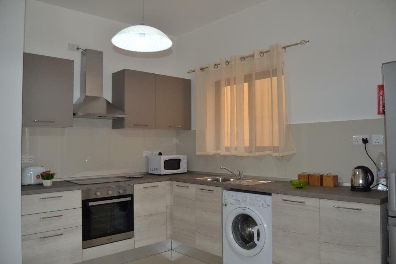 Mellieha Town Centre Bright & Spacious 3 Bedroom Apartment Bagian luar foto