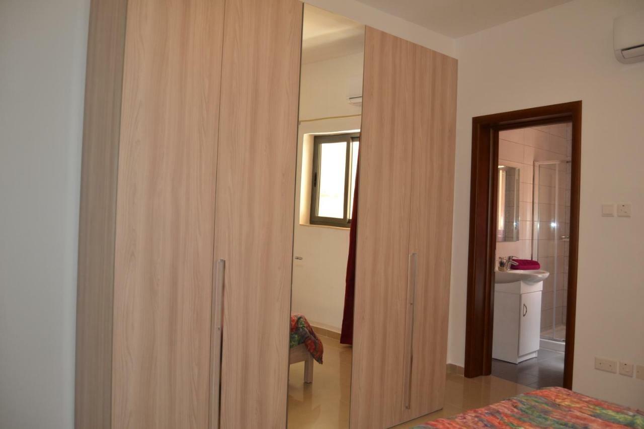 Mellieha Town Centre Bright & Spacious 3 Bedroom Apartment Bagian luar foto